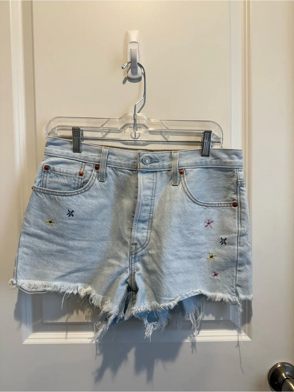 Levi’s 501 Cutoff Shorts Light Wash Embroidered Flowers High Rise Size 32 - Picture 2 of 3